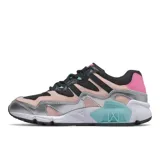 Championes New Balance modelo WL850LBE para mujer, color plateado con detalles en rosa, negro y celeste.