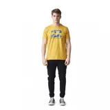 Remera amarilla de manga corta con cuello redondo y estampado frontal con el logo de Billabong con olas y hojas de palmera en azul y blanco.