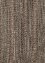 Pantalón de tiro medio color marrón con sutil diseño de raya diplomática, de corte entallado y diseño crop. Cuenta con bolsillos laterales, trabillas y cierre frontal con cremallera, botón y ganchos ocultos.