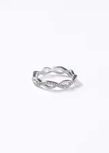 Anillo de plata 925 con diseño trenzado tipo infinito, decorado con pequeñas zirconias incrustadas en una de sus bandas.