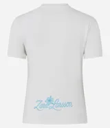 Remera de algodón con cuello redondo y mangas cortas. Presenta un estampado frontal con lettering 'Lush Life' y un delfín en estilo aerógrafo con colores vibrantes.