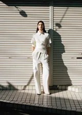 Pantalón cargo de color blanco, de corte recto y largo, con bolsillos laterales y bolsillos de parche con solapa en las piernas.