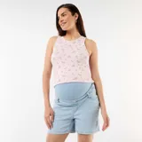 Bermuda de jean de tiro alto para maternidad, con faja elástica integrada de color celeste y diseño clásico de cinco bolsillos.