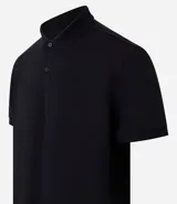 Remera polo de corte comfort, confeccionada en algodón peruano de alta calidad. Presenta cuello clásico con tapeta de botones y mangas cortas. Diseño liso y texturizado, ideal para un look casual y fresco.