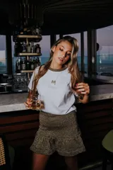 Remera blanca de algodón con cuello redondo y puños con lurex dorado.