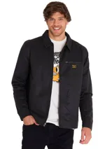 Chaqueta Caterpillar Waxed Chore Jacket de color negro, confeccionada en sarga encerada. Presenta cuello camisero, cierre frontal de cremallera metálica, bolsillo superior con cremallera en el pecho y parche con el logotipo de la marca.