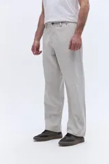 Pantalón de corte relajado y silueta amplia, confeccionado en algodón con acabado lavado. Presenta un diseño clásico de cinco bolsillos, cierre frontal con botón y costuras laterales reforzadas.