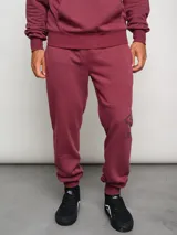 Pantalón de jogging color bordó, de felpa, con cintura elástica y logo Umbro estampado en la pierna derecha.