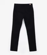 Pantalón slim de sarga color gris, con cintura con trabillas, cierre de botón y cremallera, y bolsillos laterales y traseros.