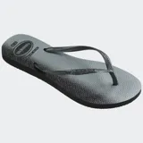 Ojotas Havaianas Slim Gloss con base gris degradé a negro y tiras negras.
