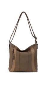 Cartera bandolera color marrón con detalles en gamuza. Tiene correa regulable, cierre metálico frontal y trasero, y división interna.