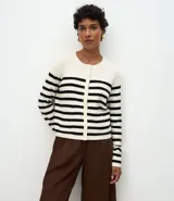 Cardigan de punto corto con diseño de rayas horizontales, cuello redondo, cierre frontal con botones y mangas largas con puños acanalados.