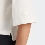 Remera de corte crop y mangas cortas, confeccionada en tejido de punto de algodón suave. Presenta un estampado gráfico frontal con el logo de la marca en diseño de encaje.