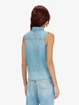 Camisa vaquera sin mangas de Diesel, color azul claro, confeccionada en algodón orgánico. Presenta cierre frontal de botones, cuello camisero, bajo curvado y un pequeño logotipo bordado en el pecho.