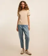 Remera básica de manga corta y cuello redondo, confeccionada en algodón de color celeste.