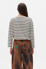 Pantalón jean slouchy de tiro medio, estilo mom, color marrón con efecto lavado.