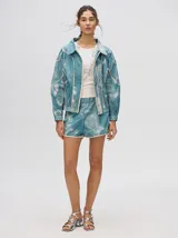 Calza biker de tiro alto con diseño estampado abstracto en tonos marrones, violetas y amarillos. Confeccionada en tejido elástico de lycra.