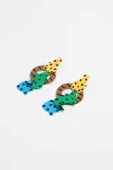 Pendientes colgantes con forma de animales de la jungla: leopardo amarillo, aro marrón, lagarto verde y figura abstracta azul.