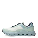 Championes deportivos unisex con diseño moderno, capellada de malla blanca y refuerzos en tono verde agua. Presentan una mediasuela voluminosa de color celeste con orificios laterales para mayor amortiguación y suela negra.