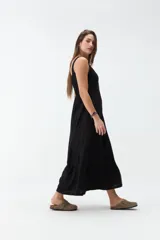 Vestido midi negro con escote cuadrado, tirantes anchos y falda de corte acampanado.