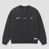 Buzo de cuello redondo con diseño oversize, confeccionado en algodón con efecto lavado. Presenta detalles gráficos estampados en el pecho y etiqueta decorativa en el ruedo.