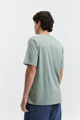 Remera básica de algodón color blanco, con escote redondo, mangas cortas y detalle de logo bordado en el pecho.