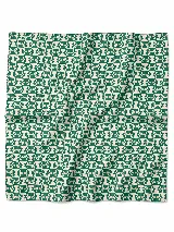 Pañuelo cuadrado con diseño geométrico de flores pequeñas en tonos verde y crema.