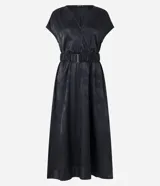 Vestido midi celeste con estampado jacquard, escote en V cruzado, manga corta y cinturón con elástico.