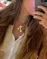 Collar dorado con dije de luna creciente texturizada.