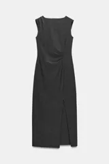 Vestido midi sin mangas de cuello redondo, con detalle de drapeado en el delantero y abertura frontal en el bajo. Cierre posterior con cremallera oculta.