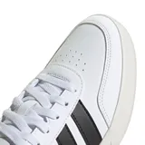 Championes Adidas Breaknet 3.0 de diseño urbano, color blanco con las icónicas tres tiras laterales en negro. Presentan exterior sintético resistente, puntera perforada para mayor ventilación y suela de goma para mayor tracción.