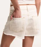 Short de jean color crema, con bordado de flores en los bolsillos delanteros, corte regular, tiro alto y bajo deshilachado.