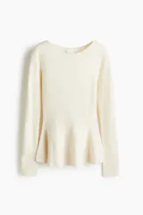 Buzo de punto acanalado color crema, con ajuste entallado, escote bote, mangas largas y detalle de peplum en la cintura.