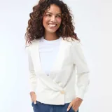 Sweater de punto color blanco con diseño cruzado tipo cárdigan, escote en V profundo y cierre lateral con un botón dorado. Presenta mangas largas con puños ajustados y un corte entallado a la cintura.