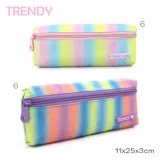 Cartuchera rectangular con cierre, diseño a rayas horizontales en tonos pastel con glitter y logo de la marca Trendy con detalle de corazón. Cierre y tirador de color rosa.