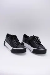 Zapatillas negras con plataforma blanca y suela negra. Diseño con textura tipo piel de cocodrilo.