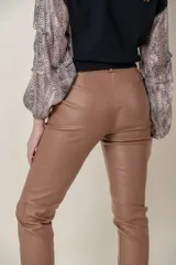 Pantalón de eco-cuero color camel, tiro alto, corte recto y flexible.