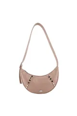 Cartera tipo media luna de Las Oreiro en color marrón, con diseño de tachas metálicas en los laterales y detalle de logo en forma de labios en la parte inferior.