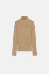 Jersey de punto fino confeccionado en lana, con cuello subido y manga larga, de diseño ajustado y minimalista.