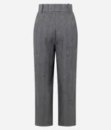 Pantalón de vestir de corte recto y tiro alto, confeccionado en tejido gris con textura tipo espiga. Presenta un diseño clásico con cierre frontal y trabillas para cinturón.