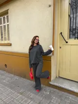Conjunto de dos piezas de viscosa rayada en color azul marino y blanco, compuesto por un buzo de manga larga de corte holgado y un pantalón ancho tipo palazzo con cintura elástica.