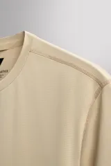 Camiseta de entrenamiento de ajuste regular, color verde oliva, confeccionada en tejido técnico ligero y elástico con estructura. Presenta cuello redondo, manga corta y costuras planas.