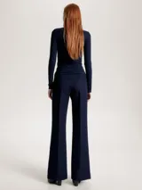 Remera azul marino de corte slim con cuello tortuga y mangas largas. Tejido acanalado y logo de Tommy Hilfiger bordado en el pecho.