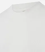Remera de hombre, corte regular, color blanco hueso, con cuello redondo y manga corta. El tejido presenta una textura perforada vertical.