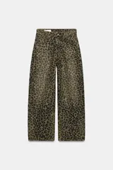 Jeans de tiro medio estilo baggy con estampado animal print, trabillas para cinto y diseño de cinco bolsillos. Cuenta con cierre frontal con cremallera y botón metálico.