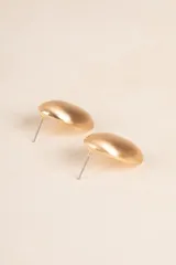 Aros tipo botón de diseño ovalado con acabado cepillado en tono dorado.