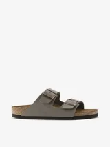 Sandalias Birkenstock modelo Arizona en color gris, con dos correas ajustables de Birko-Flor con acabado tipo nubuc y hebillas metálicas. Cuentan con una base anatómica de corcho y látex, plantilla de ante y suela de EVA.
