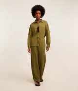 Pantalón recto de tiro alto para mujer, confeccionado en piqué de color verde militar, con cintura elástica, cordón ajustable y costura frontal en las piernas.