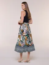 Vestido midi combinado de la marca Figueroa & Flower, con torso de modal azul sin mangas y cuello redondo, y falda evasé de rayón con estampado floral y paisajes en tonos blancos y azules, con cintura elastizada y lazo para anudar.