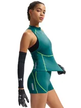 Musculosa deportiva Under Armour de color verde oscuro, con costuras visibles en tono verde lima, cuello alto y diseño ajustado.